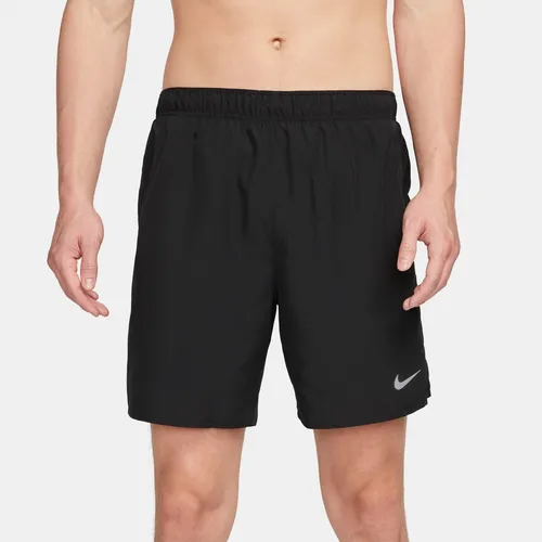 Bermuda Nike Dri-FIT Challenger Masculino, com tecnologia Dri-FIT e bolso traseiro com zíper.
